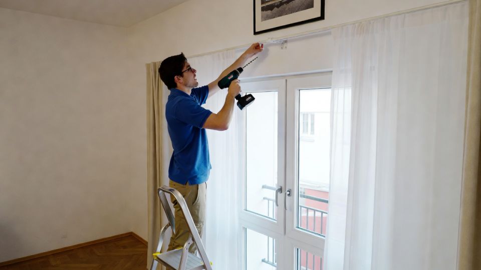 Gardinenstangen anbringen in München: Warum es selten nur um zwei Bohrlöcher geht